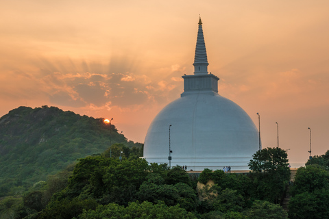 Da Negombo: Escursione di una giornata intera alla città Unesco di AnuradhapuraDa Negombo: viaggio di un&#039;intera giornata nella città UNESCO di Anuradhapura