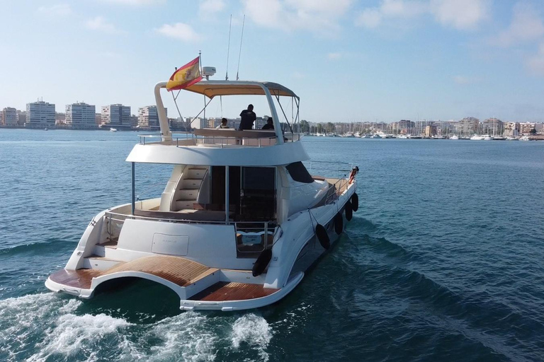 Puerto del Carmen: passeio de catamarã com esportes aquáticosCatamarã particular de 8 horas