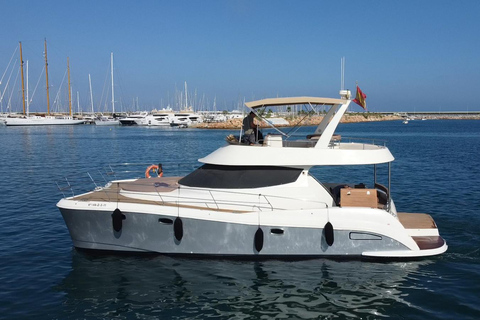 Lanzarote : Expérience en catamaran avec activités nautiquesCatamaran privé jusqu'à 12 passagers