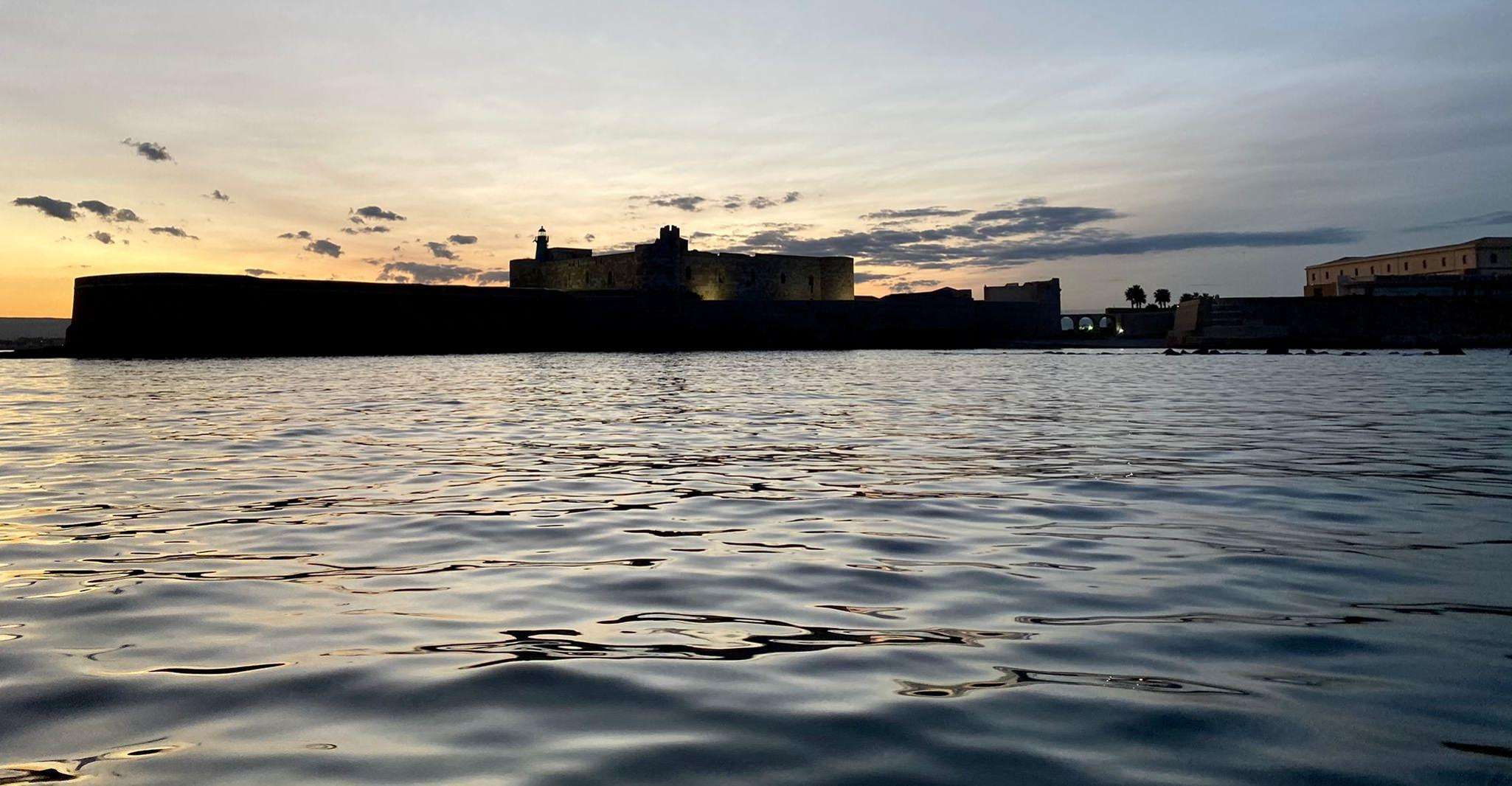 Syracuse, l'île d'Ortigia et les grottes Croisière privée avec le vin - Hizvo