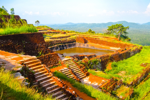 De Negombo: excursion d’une journée à Sigiriya et DambullaDe Negombo: excursion privée d'une journée à Sigiriya et Dambulla