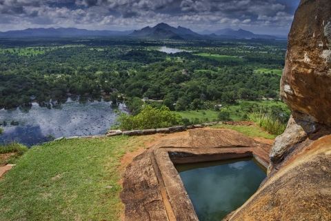 De Negombo: excursion d’une journée à Sigiriya et DambullaDe Negombo: excursion privée d'une journée à Sigiriya et Dambulla