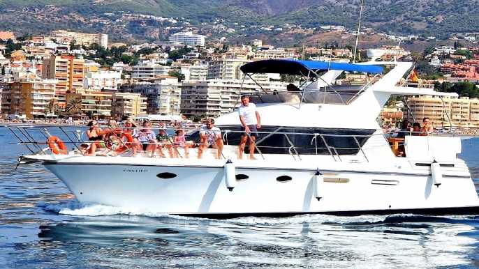 Fuengirola: Dolphin Spotting Yacht Tour with Drinks & Snacks