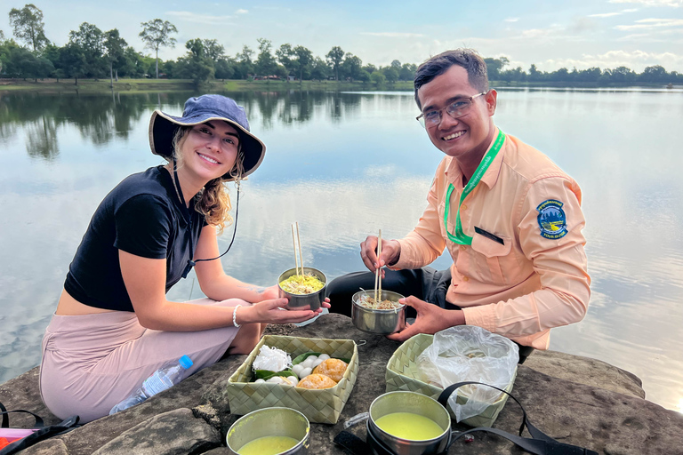 Siem Reap: Angkor Wat Sunrise Tour via Tuk Tuk &amp; Breakfast