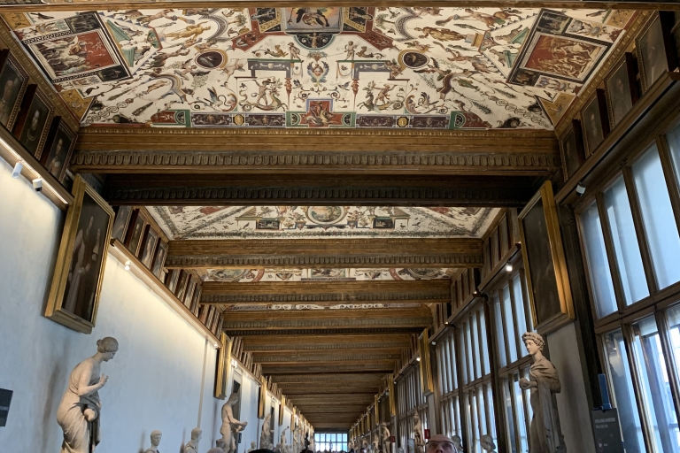 Florencia: Visita privada en familia a la Galería de los Uffizi sin hacer colaVisita guiada privada a los Uffizi en inglés