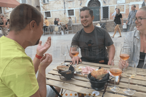 Noite em Veneza com um morador local: tour de degustação de comida e vinhoVeneza: excursão gastronômica e degustação de vinhos com um local