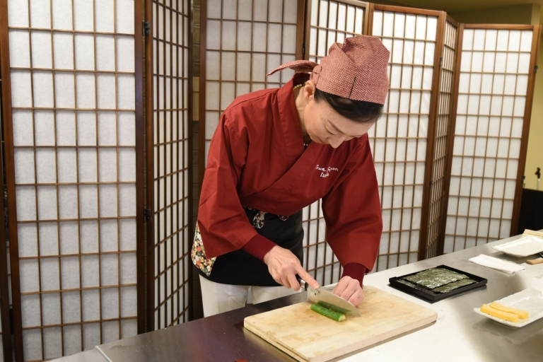 Tokyo: Sushi Making Workshop and Meal Regular Course