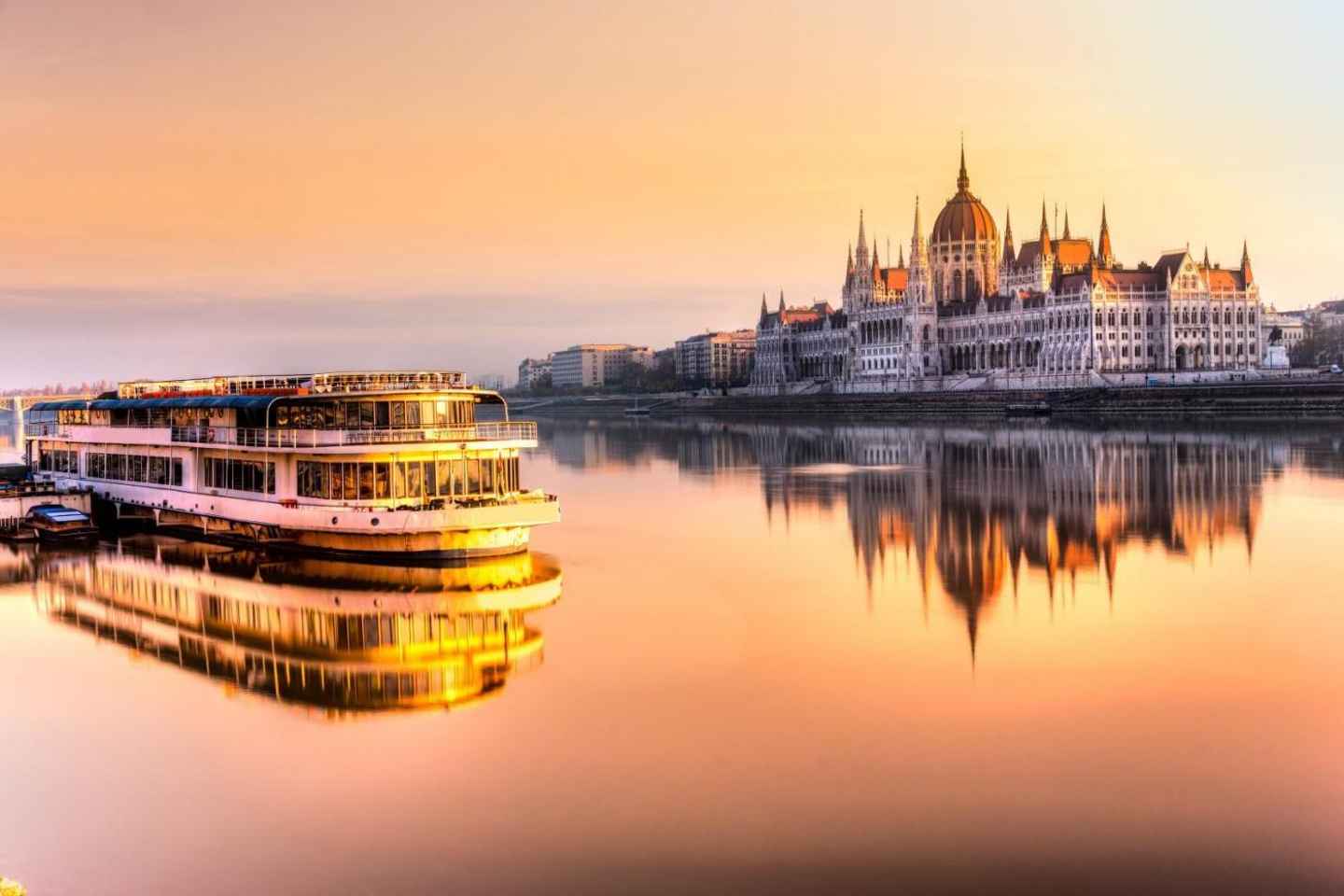 From Vienna: Budapest Small-Group Guided Day Tour
