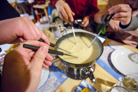 Au départ d&#039;Interlaken : Luge de nuit avec dîner de fondue au fromage