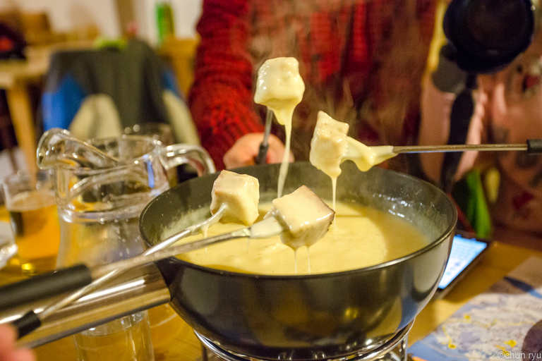 Da Interlaken: slittata notturna con cena a base di fonduta di formaggio