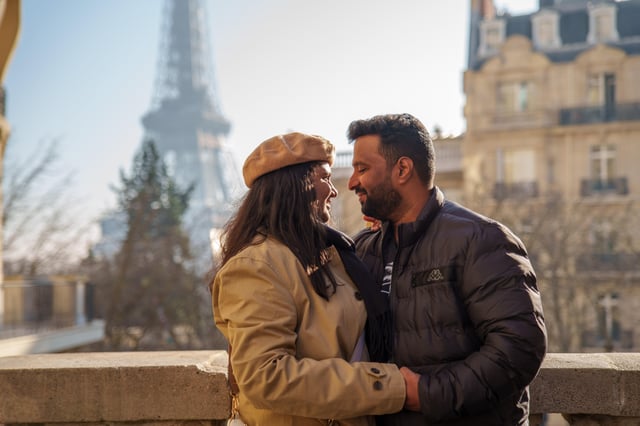 Paris: Eiffelturm-Fotoshooting mit einem Profi