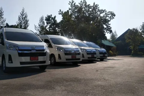 Bangkok: Private Luxury Car Hire with Professional Driver