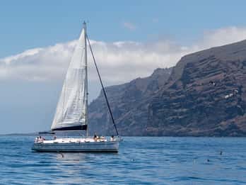 Los Gigantes: Escursione in barca a vela con nuoto, bevande e tapas