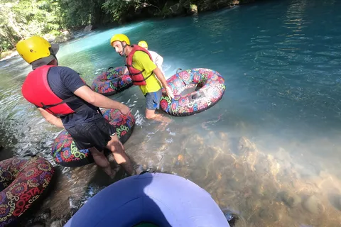 Río Celeste: tour de tubing con refrigerios y bebidas