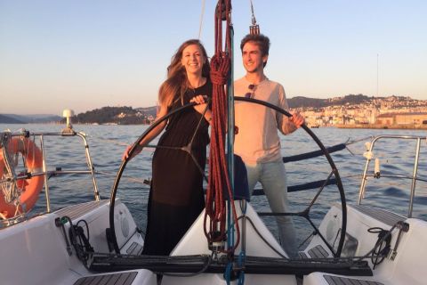 Vigo: Private Sailing Cruise for 2 with Dinner and Wine