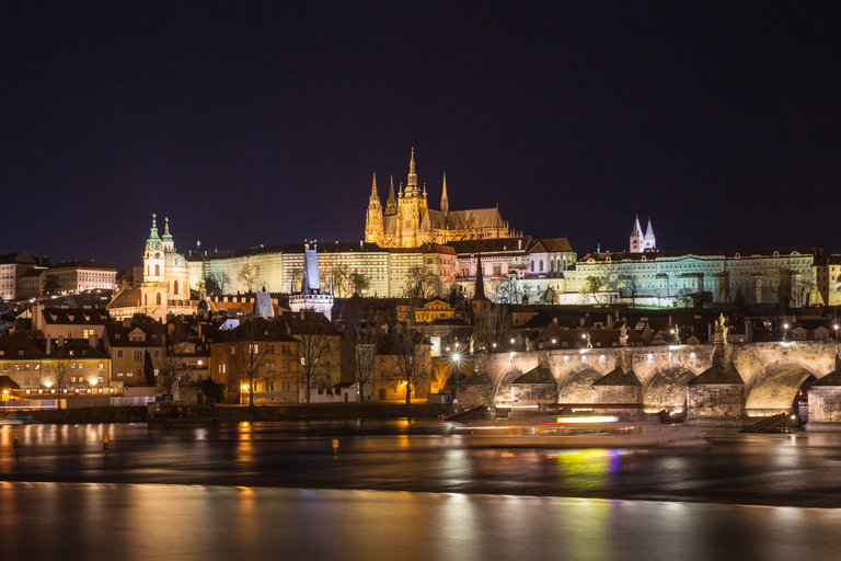 Praga: Crociera di Capodanno con cena e fuochi d&#039;artificioCrociera di Capodanno con cena e bevande illimitate