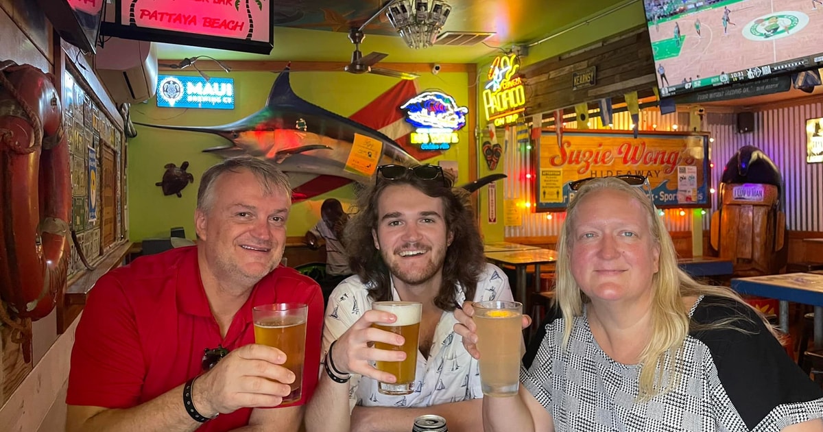 Oahu Tour por la Historia de Waikiki Pub Crawl GetYourGuide