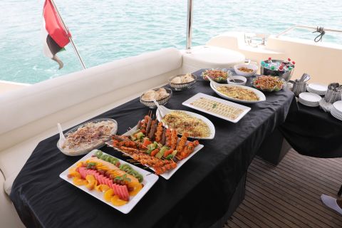 Dubai: Marina Yacht Cruise with Breakfast or Dinner