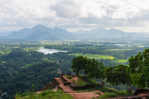 Colombo: Polonnaruwa & Sigiriya Guided Day Tour with Lunch