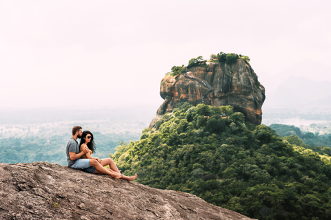 Colombo: Polonnaruwa & Sigiriya Guided Day Tour with Lunch