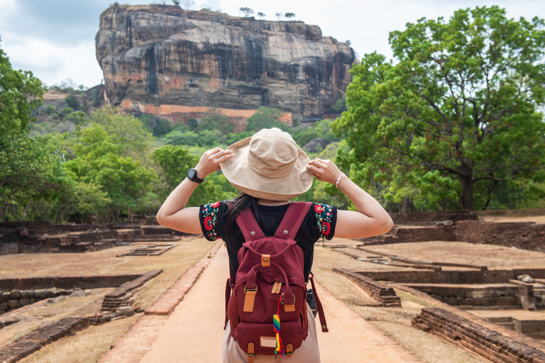 Colombo: Polonnaruwa & Sigiriya Guided Day Tour with Lunch