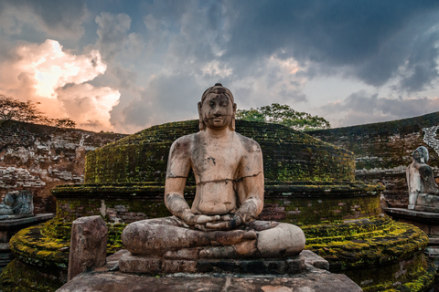 Colombo: Visita guiada de um dia a Polonnaruwa e Sigiriya com almoçoColombo: Excursão guiada de um dia a Polonnaruwa e Sigiriya com almoço