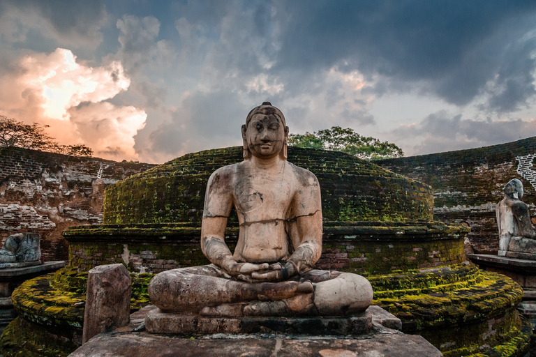 Kolombo: Polonnaruwa i Sigiriya - całodniowa wycieczka z przewodnikiem z lunchemKolombo: jednodniowa wycieczka z przewodnikiem Polonnaruwa i Sigiriya z lunchem