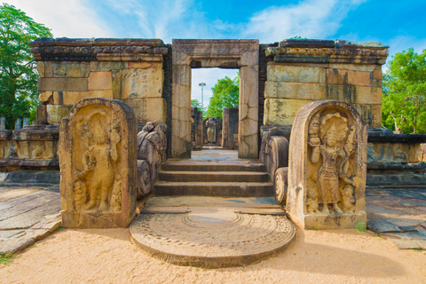 Colombo: Polonnaruwa &amp; Sigiriya Guided Day Tour with Lunch