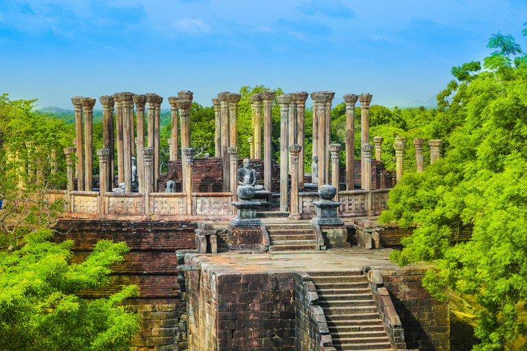 Colombo: Polonnaruwa & Sigiriya Guided Day Tour with Lunch