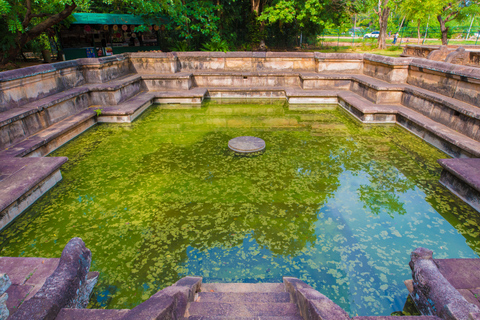 Kolombo: Polonnaruwa i Sigiriya - całodniowa wycieczka z przewodnikiem z lunchemKolombo: jednodniowa wycieczka z przewodnikiem Polonnaruwa i Sigiriya z lunchem