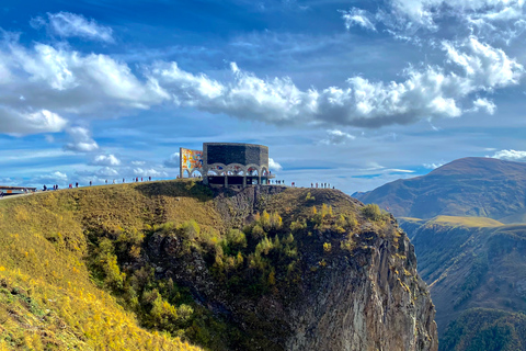 Ab Tiflis: Gruppen-Tagestour nach Kazbegi