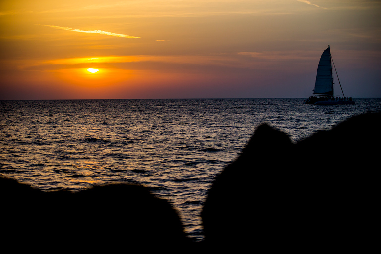 Santorini: Cruzeiro privativo em catamarã com churrasco e bebidasCruzeiro Particular ao Pôr do Sol