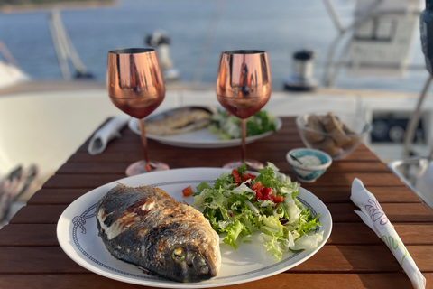 Alcudia: Paseo romántico en velero con cena para 2