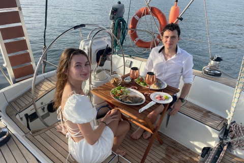 Alcudia: Paseo romántico en velero con cena para 2