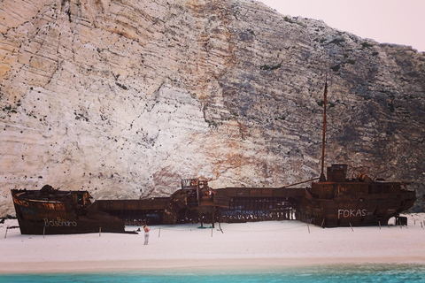 Zante: Privé boottocht met Navagio Beach StopPsarou: privé speedbootcruise met halte Navagio Beach