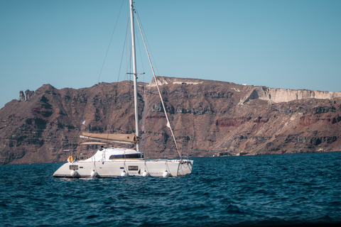 Santorini: Rejs katamaranem po kalderze z posiłkiem i napojamiRomantyczny rejs o zachodzie słońca