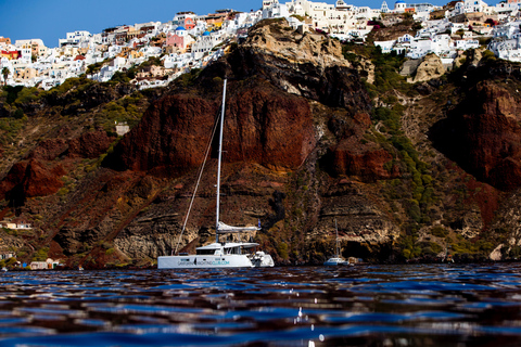 Santorini: Catamaran Caldera Cruise met Maaltijd en DrankjesRomantische cruise bij zonsondergang