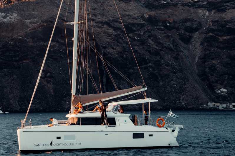 Santorini: crociera in catamarano sulla caldera con pasto e drink