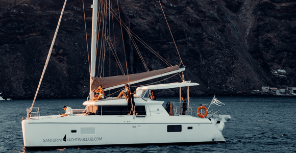 Santorini: Catamaran Caldera Cruise with Meal and Drinks