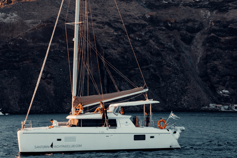 Santorini: Catamaran Caldera Cruise met Maaltijd en DrankjesRomantische cruise bij zonsondergang