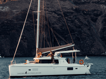 Santorini: Katamaran-kryssning i kalderan med måltid och dryck