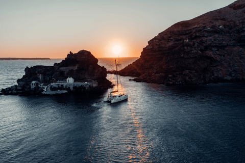 Santorini: Catamaran Caldera Cruise met Maaltijd en DrankjesRomantische cruise bij zonsondergang