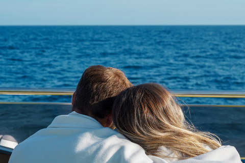 Barcelone : Croisière en catamaran de jour ou au coucher du soleil avec musiqueCroisière au coucher du soleil avec musique live