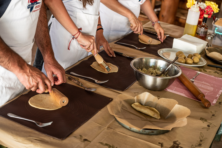 Rhodes: aula de culinária e degustação de vinhos com almoçoTour com embarque e desembarque no hotel