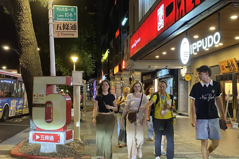 Taipei: Zhongshan District Tour with Comedy Show
