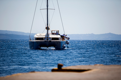 Santorini: Crociera in catamarano con pasti e bevandeMaestosa crociera di un giorno