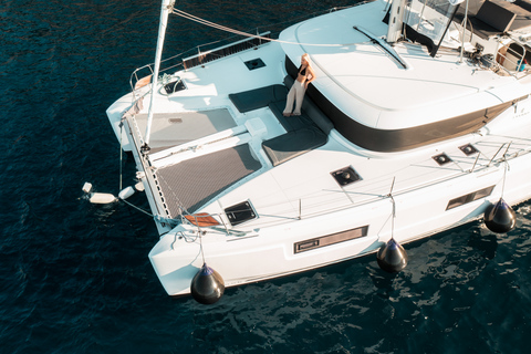 Santorin : Croisière majestueuse en catamaran avec repas et boissonsCroisière de jour Majestic