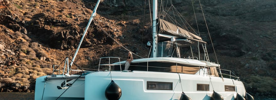 Santorin : croisière majestueuse en catamaran avec repas et boissons