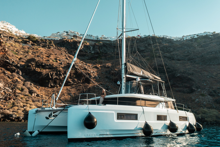 Santorini: Crociera in catamarano con pasti e bevandeMaestosa crociera di un giorno