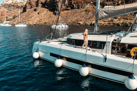 Santorini: Majestuoso Crucero en Catamarán con Comida y BebidasCrucero de un día Majestic